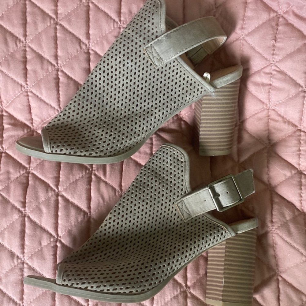 Francesca’s womens size 8 taupe open toed booties